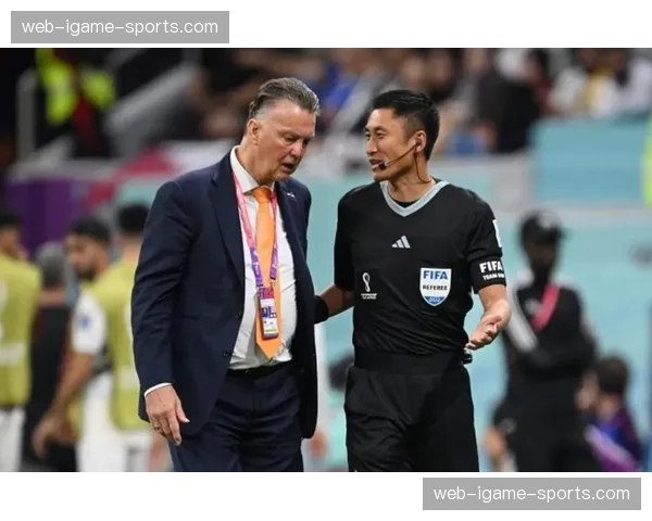 场边花絮：马赛主帅与第四官员发生激烈争执，被主裁出示红牌罚上看台