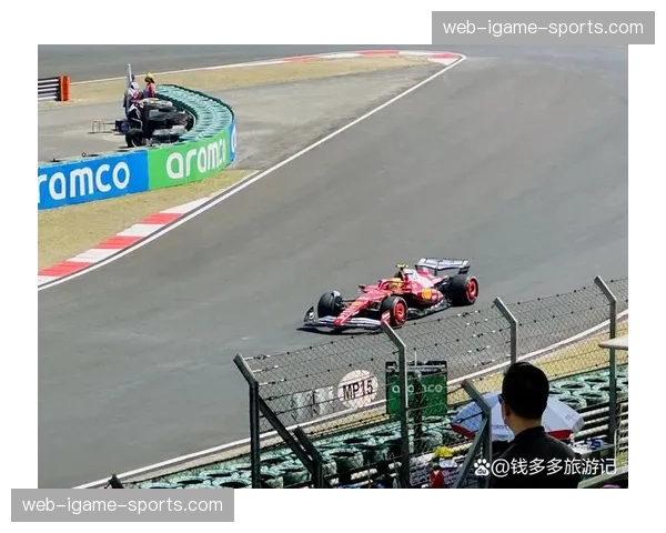 特写:主看台中国车迷为周冠宇举起巨幅国旗 特写:主看台中国车迷为周冠宇举起巨幅国旗