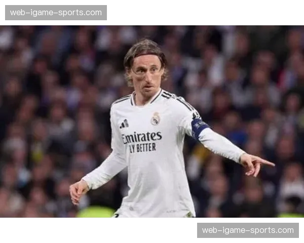 特写:39岁莫德里奇替补登场稳定军心,诠释皇马传奇价值 特写:39岁莫德里奇替补登场稳定军心,诠释皇马传奇价值